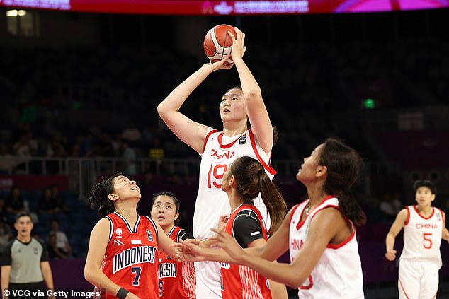 18-Year-Old Chinese Basketball Player Makes Professional Debut