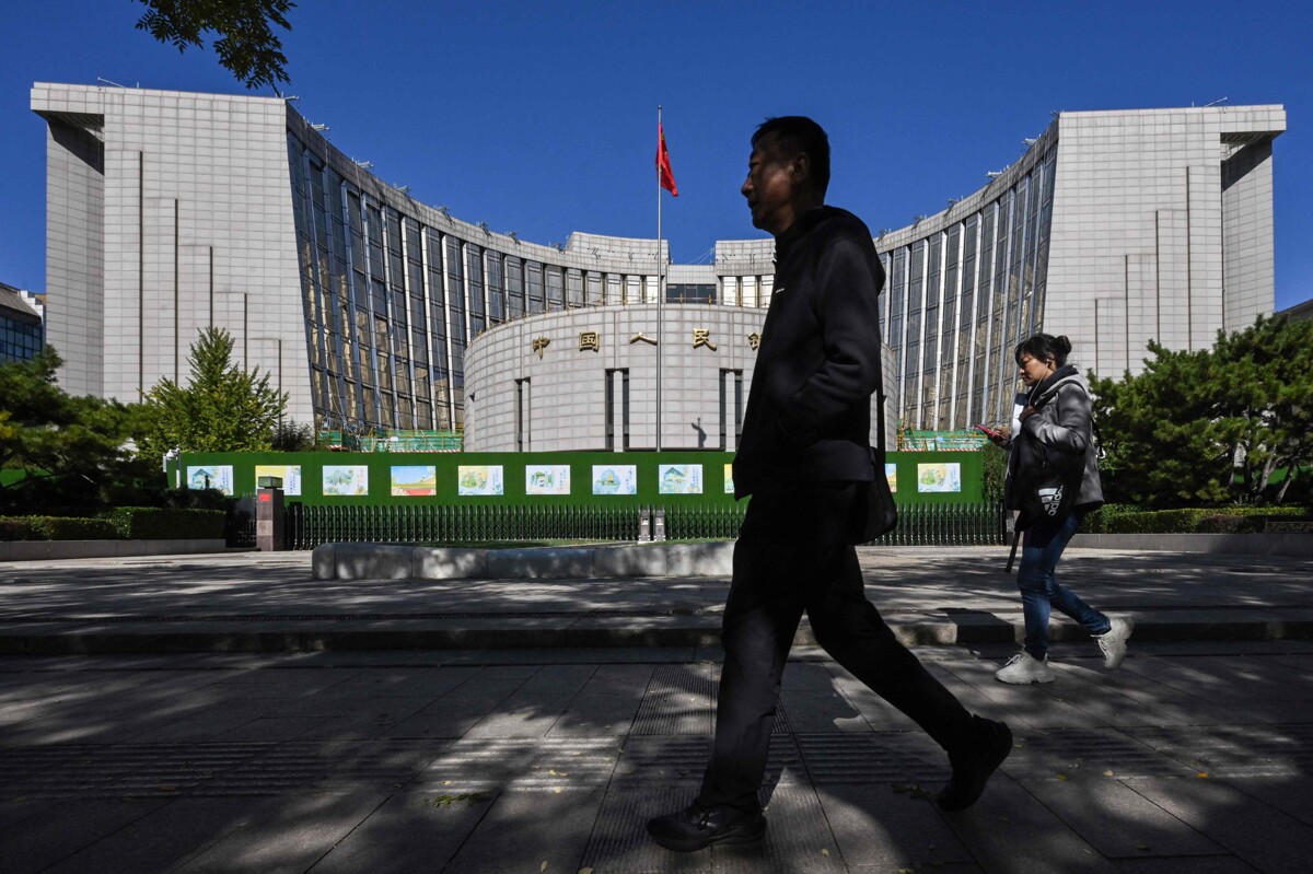 China Cuts Benchmark Lending Rates to Historic Lows