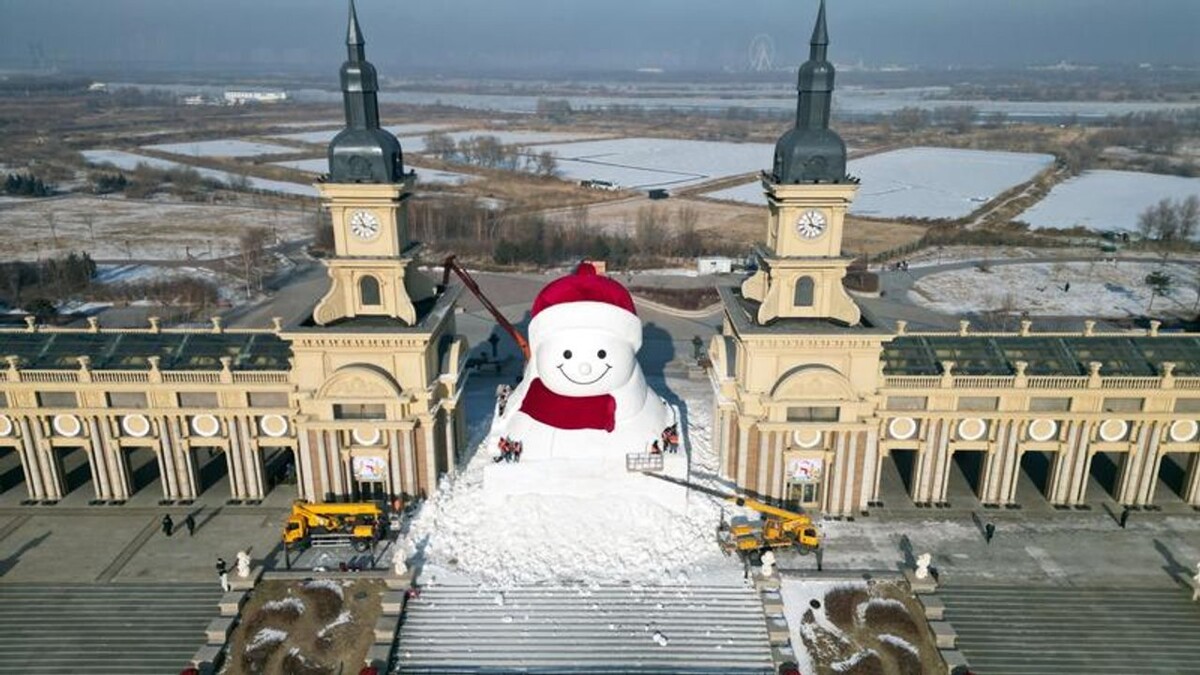 China builds the world's largest snowman