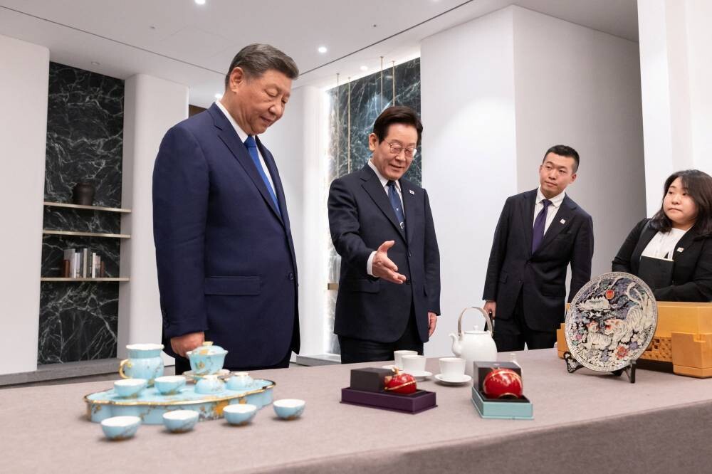 Xi Jinping gifts Xiaomi smartphones to Lee Jae-myong