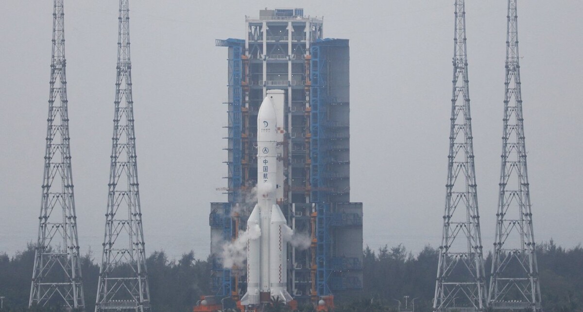 Китайский космический аппарат Chang'e-6 приземлился на далекой стороне Луны