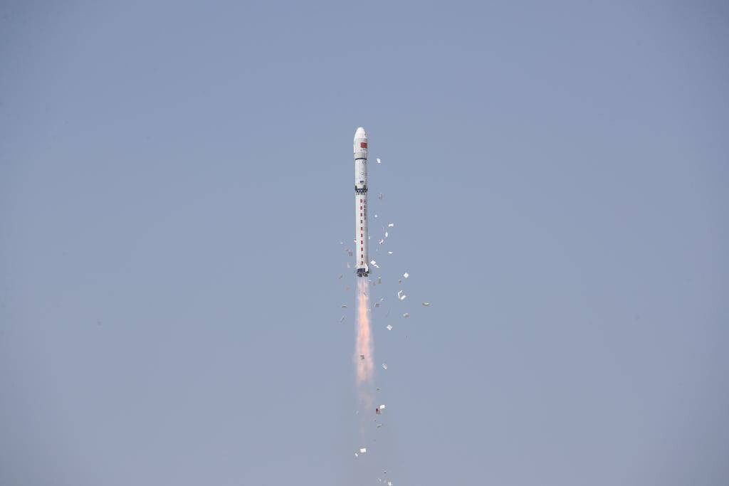 Китай запускает ракету Чанчжэн-2D для развертывания четырех спутников