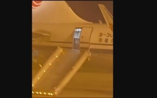 Пассажир случайно открывает аварийный выход на самолете, вызывая отмену рейса