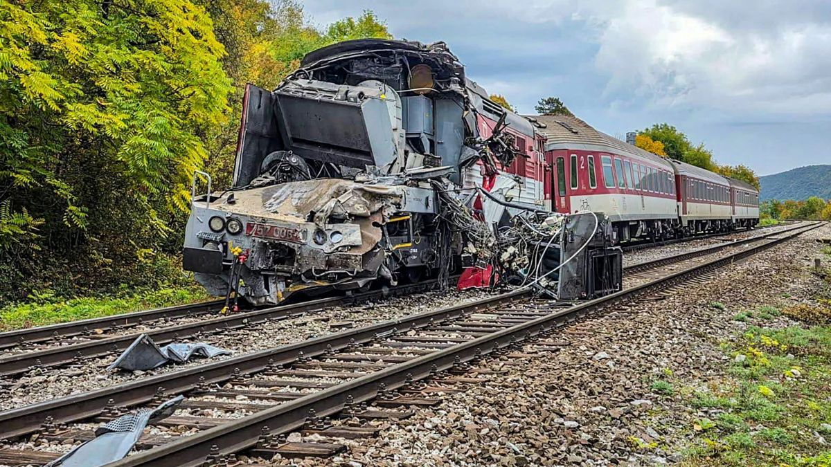 Train Hits Workers in Kunming, 11 Dead