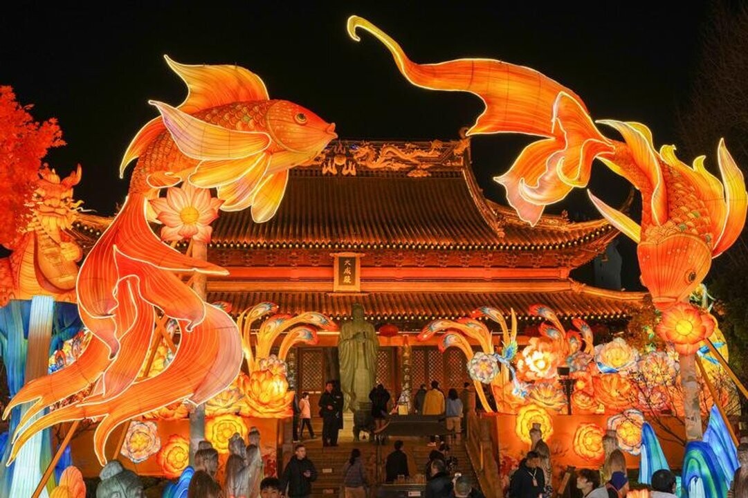 Nanjing Welcomes Tourists to Lantern Festival