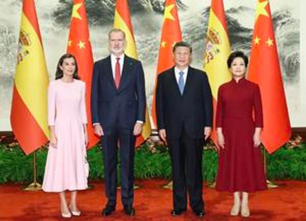 Peng Liyuan and Queen Letizia Visit Beijing Disability Center