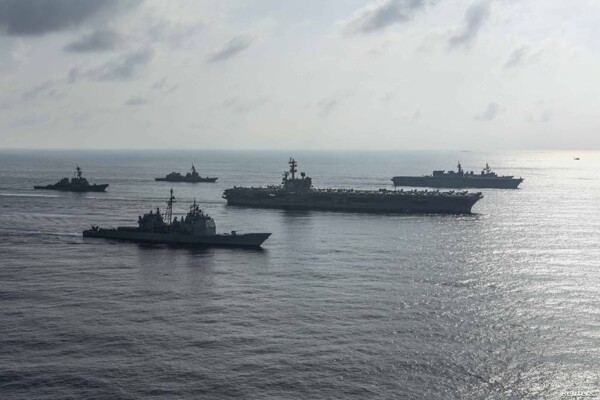 Китайская армия выталкивает эсминец США из Южно-Китайского моря