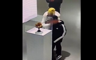 Child shatters $300k golden crown at Beijing museum