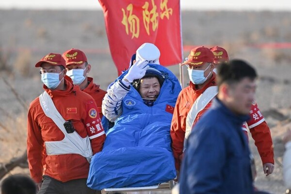 Shenzhou-21 crew safely returns to Earth