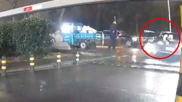 Мотоциклист выжил после почтиFatal Accident в Китае