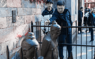 Centuries-Old Statues in Hangzhou Endure Public Abuse