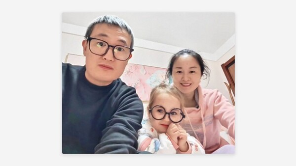 Chinese Couple Surprised by Newborn Daughter's Hair and Eye Color