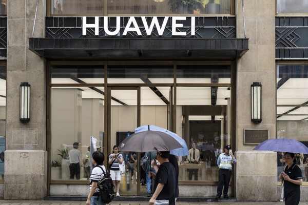 Запуск новых телефонов Huawei и Apple в Китае