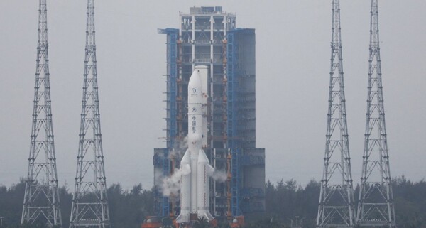 Китайский космический аппарат Chang'e-6 приземлился на далекой стороне Луны