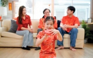 10-Year-Old Chinese Girl Invests Lucky Money in Gold