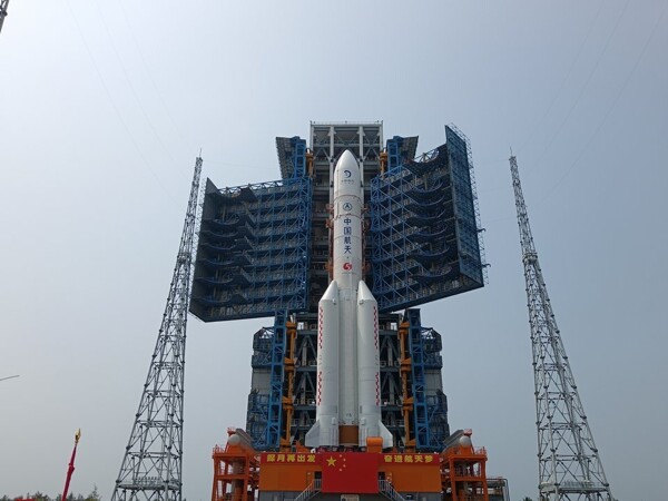 Китай запускает зонд Чанъэ-6 для сбора образцов с далекой стороны Луны