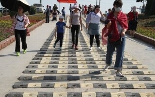 China Installs Speed Bumps for Tourists to Make Them Look at Sights, Not Phones