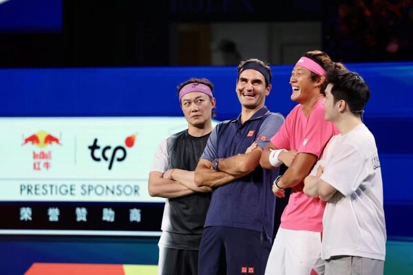 Федерер приносит радость и юмор на Shanghai Masters 1000