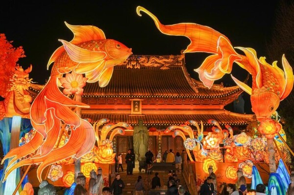 Nanjing Welcomes Tourists to Lantern Festival