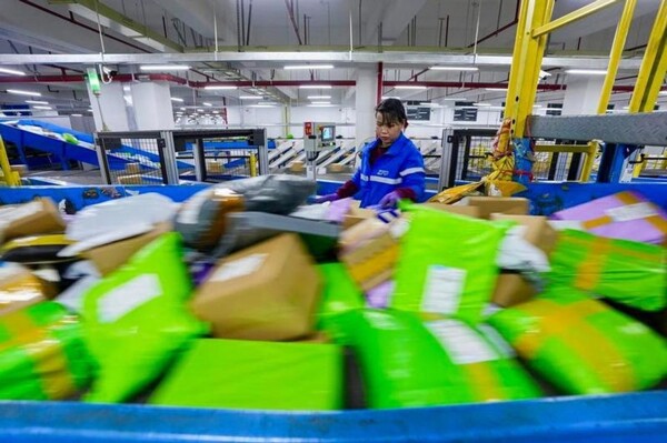 China's Postal Industry Sets New Record for Parcel Processing