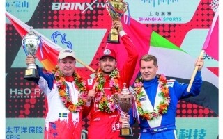 Победа Sharjah 17 в гонке Формулы 1 на лодках