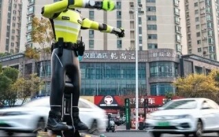 China Launches Traffic Robot in Hangzhou
