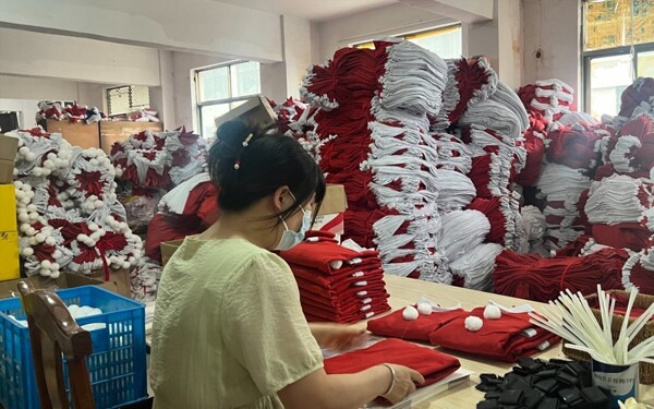 China Leads the World in Christmas Decoration Production