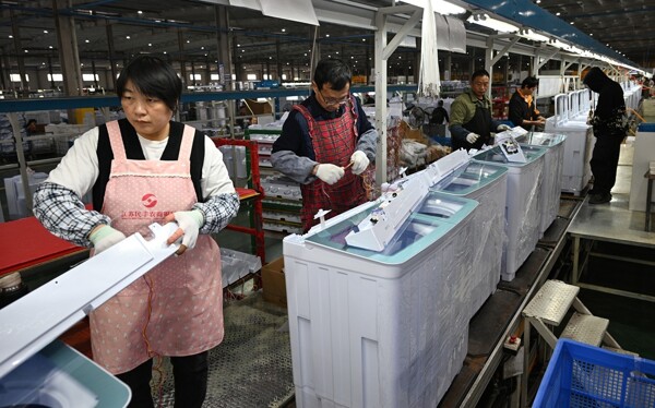 China's Factory Activity Unexpectedly Contracts