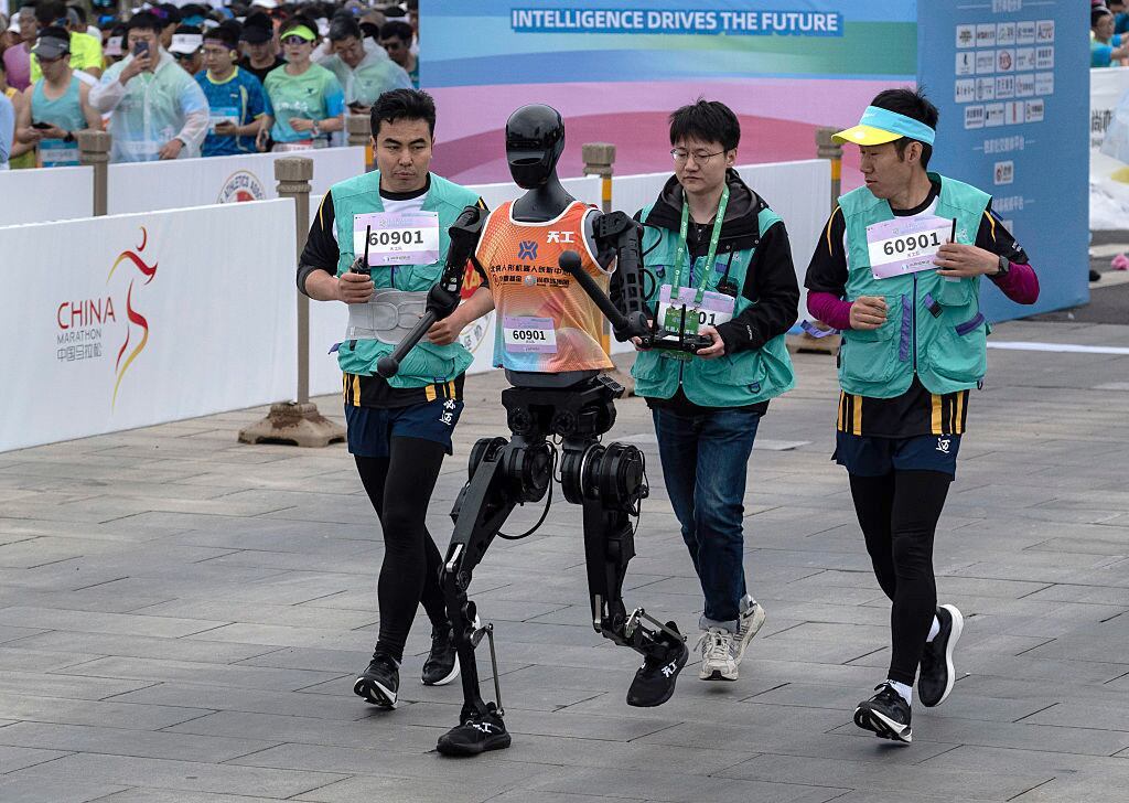 First Robot Half Marathon Held in Beijing
